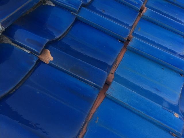 瓦の間にできた隙間